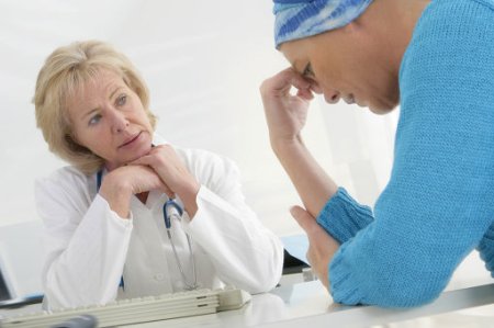 Женщина у врача: при выкидыше на ранних сроках необходимо обратиться за помощью