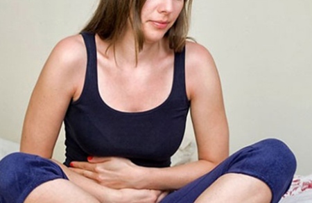 У женщины болит живот – это один из признаков овуляции, во время которой можно забеременеть