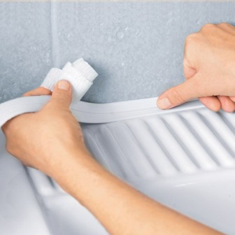 Затирка и заделка швов в ванной между сантехникой и стенами