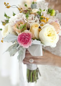 Винтажная роза в букете невесты