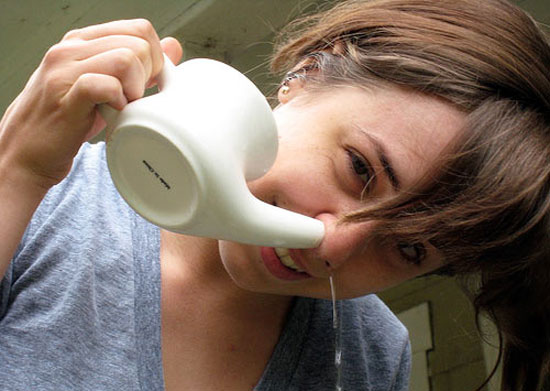 Промывание носа солевым раствором очень эффективно в борьбе с насморком