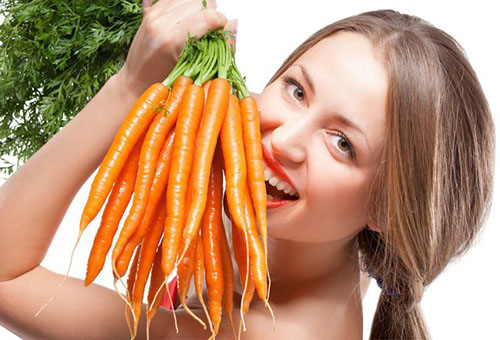Девушка с морковью