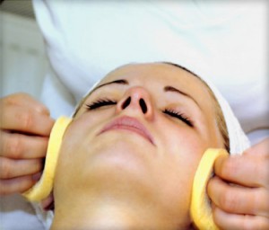 Процесс нанесения химического препарата на кожу лица