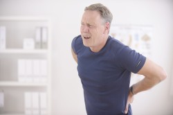 Боли в спине - симптом смещения позвонков
