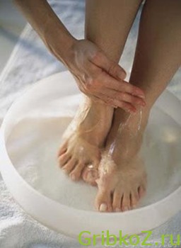 Мытьё ног хозяйственным мылом