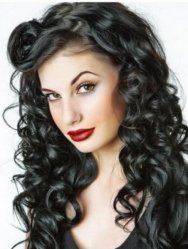 Идея прически для длинных кудрявых волос, в которой кудри сформированы в отдельные прядки, удлиненная челка слегка начесана и уложена в виде большого завитка, а черный цвет волос и ярко-красная помада дополняют созданный лук в стиле пин ап