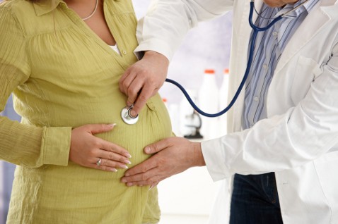 При скрининге первого триместра беременности делают и УЗИ.