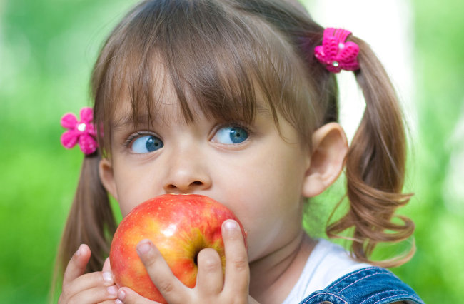ребенок есть яблоко
